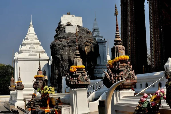 Сарабат, Таиланд: пранги в Ват Пхра Пхуттхабат — стоковое фото