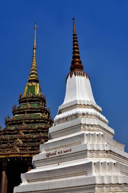 : Saraburi, Thailand: Chedi Wat Phra Phuttahabat