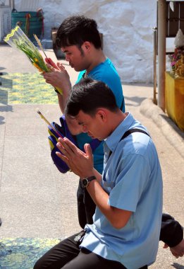 : Saraburi, Thailand: Taylandlı erkekler Wat Phra Phuttahabat dua