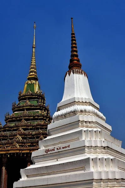 沙拉武里，泰国︰ 佛塔在 Wat Phra Phuttahabat — 图库照片