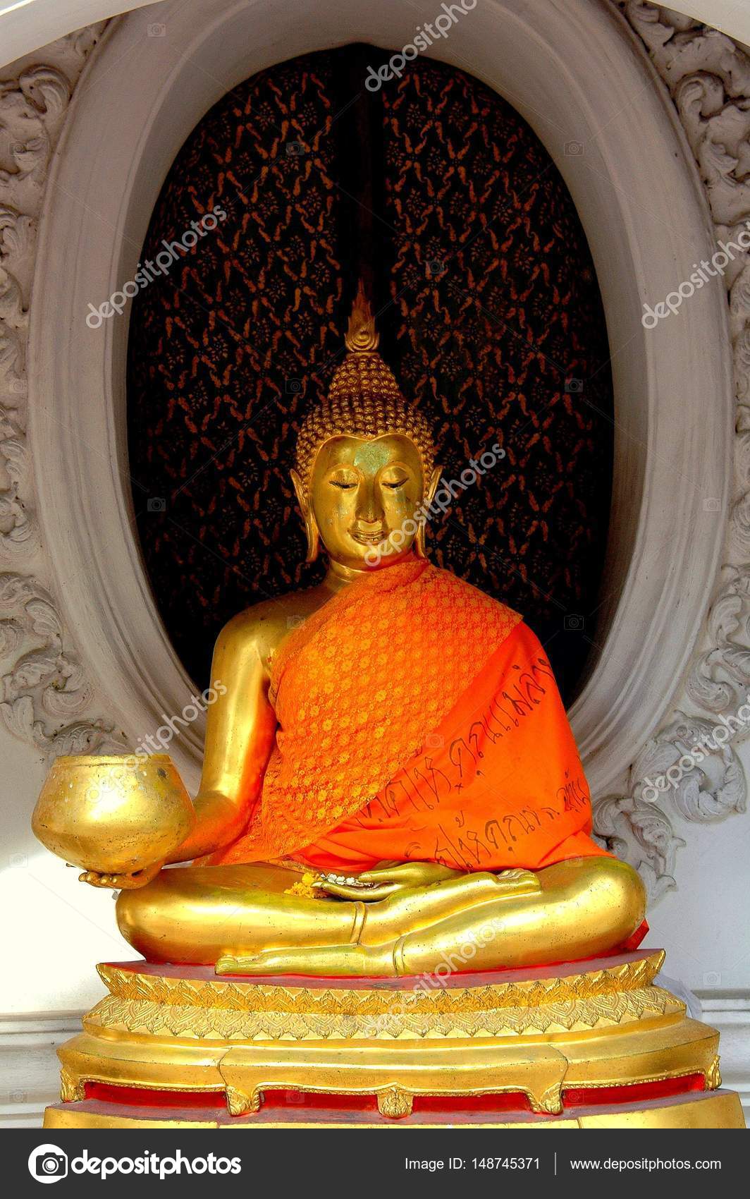Nakhon Pathom Thailand Gilded Buddha At Thai Temple Stock Editorial Photo C Leesnider