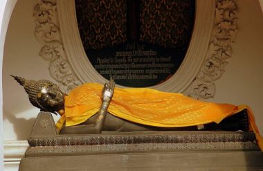 Nakhon Pathom, Thailand: Nirvana ulaşan Buda