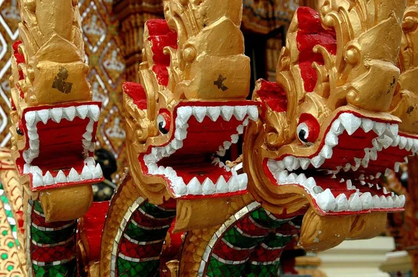 Nakhon, Pathom, Thailand: Ristade Nagas på Wat Dai Lom Stockbild