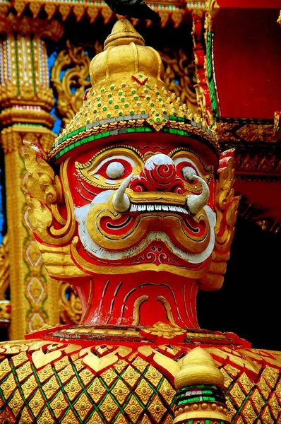 Nakhon, Pathom, Thailand: Röda inför Guardian Demon Stockbild