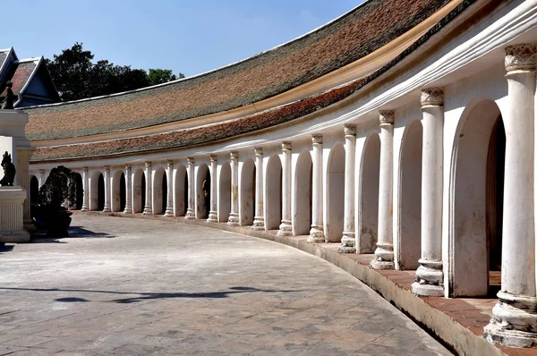 Nakhon, Pathom, Thaïlande : Galerie Cloître au temple thaïlandais Photos De Stock Libres De Droits