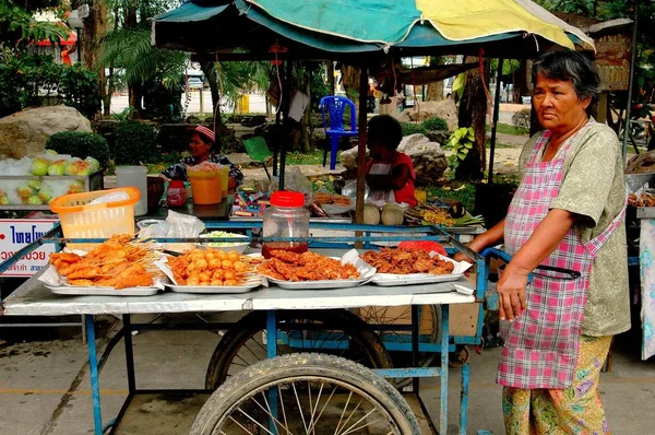 Nakhon, Pathom, Tailândia: Vendedor de comida de mulher Fotografias De Stock Royalty-Free