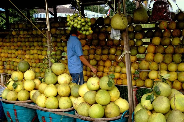 Nakhon, Pathom, Tailândia: Vendedor vendendo frutas Pomelo — Fotografia de Stock