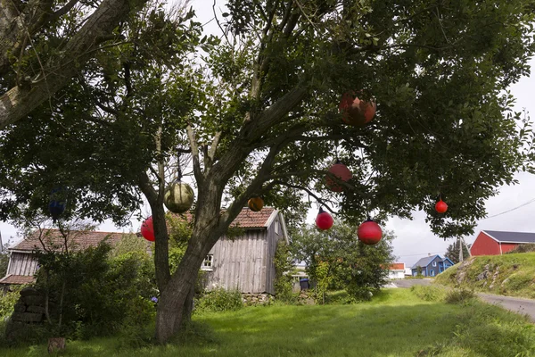 Röda bojar hängande från ett träd — Stockfoto