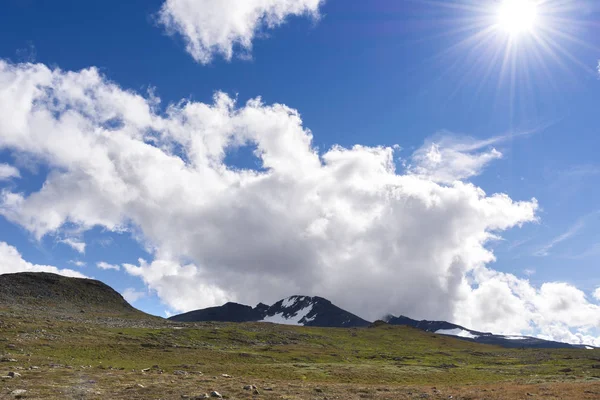 Nubes y montañas en Noruega — Foto de Stock