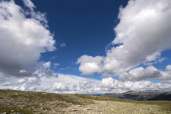 Nubes y montañas en Noruega —  Fotos de Stock