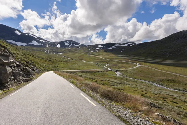 Nuvole e montagne in Norvegia — Foto Stock