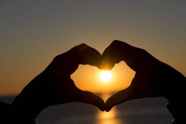 gün batımında kalp