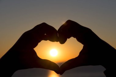 gün batımında kalp