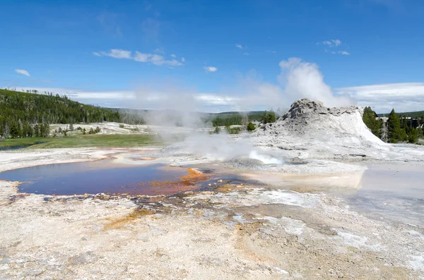 Geysir im Yellowstone — Stockfoto