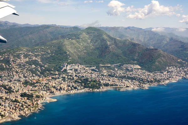 Вид с воздуха на город Генуя — стоковое фото
