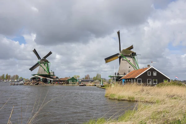 Типичный ветряные мельницы в Зансе Сханс в Нидерландах с большим голубое небо — 스톡 사진