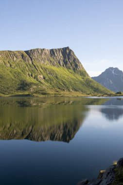 Eggun Norveç'te gece yarısı güneşi