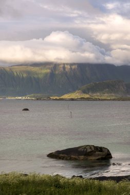 Eggun Norveç'te gece yarısı güneşi