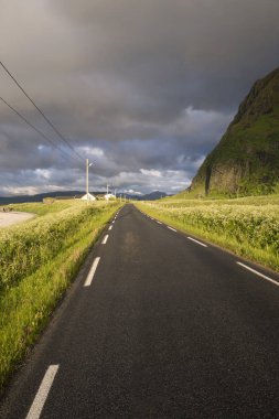 Eggun Norveç'te gece yarısı güneşi