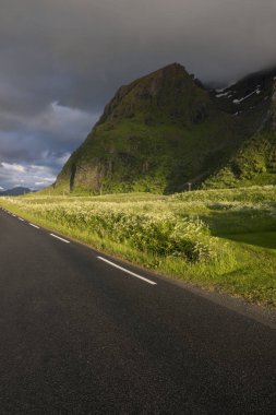 Eggun Norveç'te gece yarısı güneşi