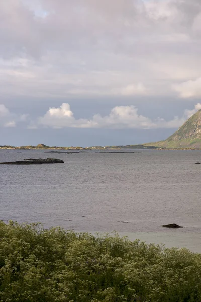 Soleil de minuit à Eggun en Norvège — Photo