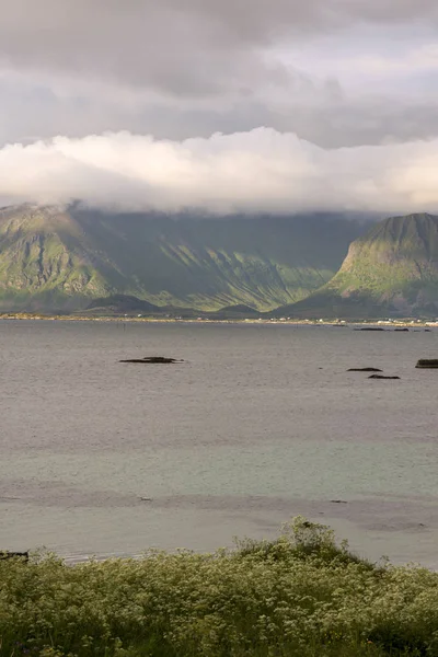 Eggun Norveç'te gece yarısı güneşi