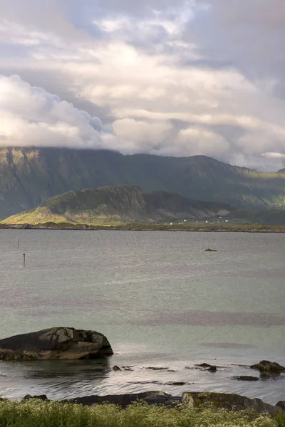 Eggun Norveç'te gece yarısı güneşi