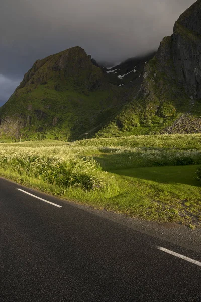 Eggun Norveç'te gece yarısı güneşi