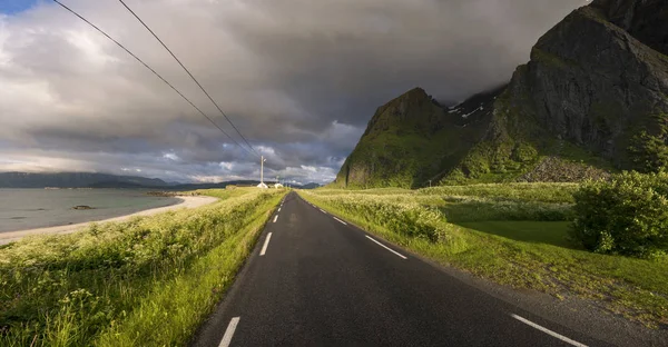 Eggun Norveç'te gece yarısı güneşi