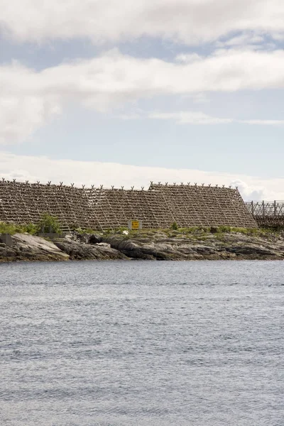 Cremagliera per l'essiccazione dello stoccafisso a Lofoten — Foto Stock