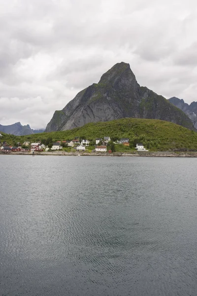 ノルウェーのロフォーテン諸島の島レーヌ — ストック写真