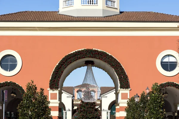 Gebäude Mit Dekorationen Und Christbaumkugeln Italien — Stockfoto