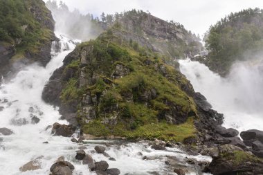 Latefossen şelale Haugesund Norveç'te bir ortamda