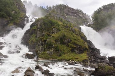 Latefossen şelale Haugesund Norveç'te bir ortamda