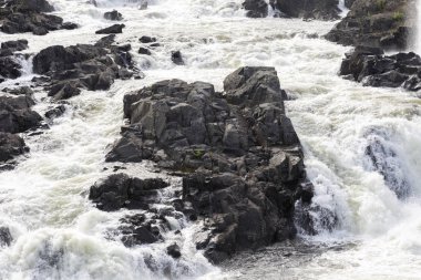 Honefoss şelale ile Norveç'te rock