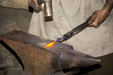 o bir kılıç örs üzerinde parlak metal yenerek uydurandan iken demirci