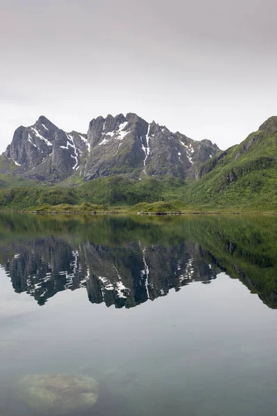 Nyksund 小国ノルウェーのロフォーテン諸島での湾のパノラマ — ストック写真