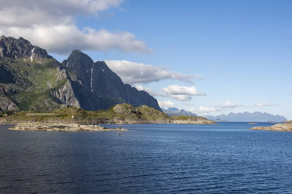 ヘニングスヴァールにあるノルウェーのロフォーテン諸島での海岸のパノラマ — ストック写真