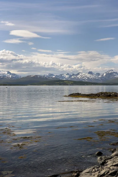 ノルウェーのロフォーテン諸島のトロムソのビーチのパノラマ — ストック写真