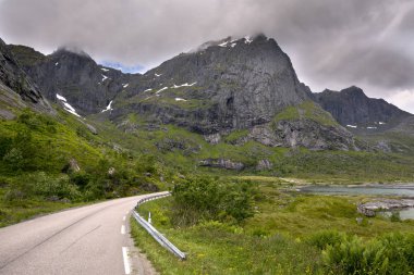 Reine Lofoten Norveç'te de yolda