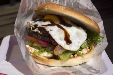 hamburger ve pastırma Lofoten Norveç'te 