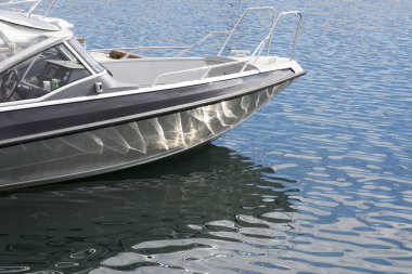 Tekne ve Svolvaer, Norveç'te Lofoten güneşe