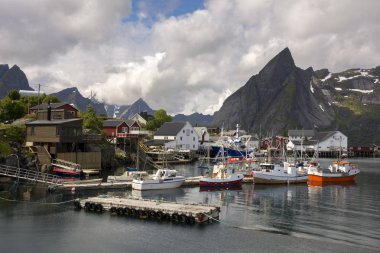 panoramik deniz kenarı ve Adaları'nda Reine Lofoten Norveç'te