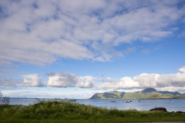 panoramik deniz kenarı ve Adaları'nda Svolvaer, Norveç'te Lofoten
