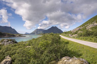Lofoten Adaları Norveç'te Eggum ve Svolvaer arasındaki yol