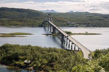 yol ve Norveç'te Lofoten adalarına Gravdal içinde köprü