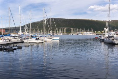 liman ve Lofoten Norveç'te Tromso yansıması