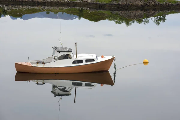 Barco Amarillo Reflejado Fiordo Ringstad Isla Lofoten Noruega — Foto de Stock