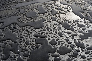 İtalya'da bir şantiyede bir çatı üzerinde su yalıtımı sheathing yağmur damlaları