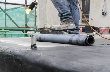 Kaplama ve izolasyon İtalya bir çatı yenileme sırasında su yalıtım döşeme